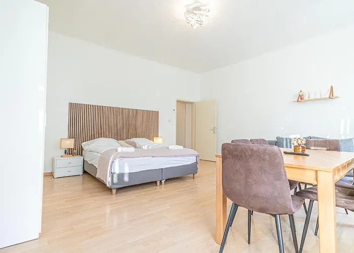 Stylish 2Br Apartment For 5P, Prime Location