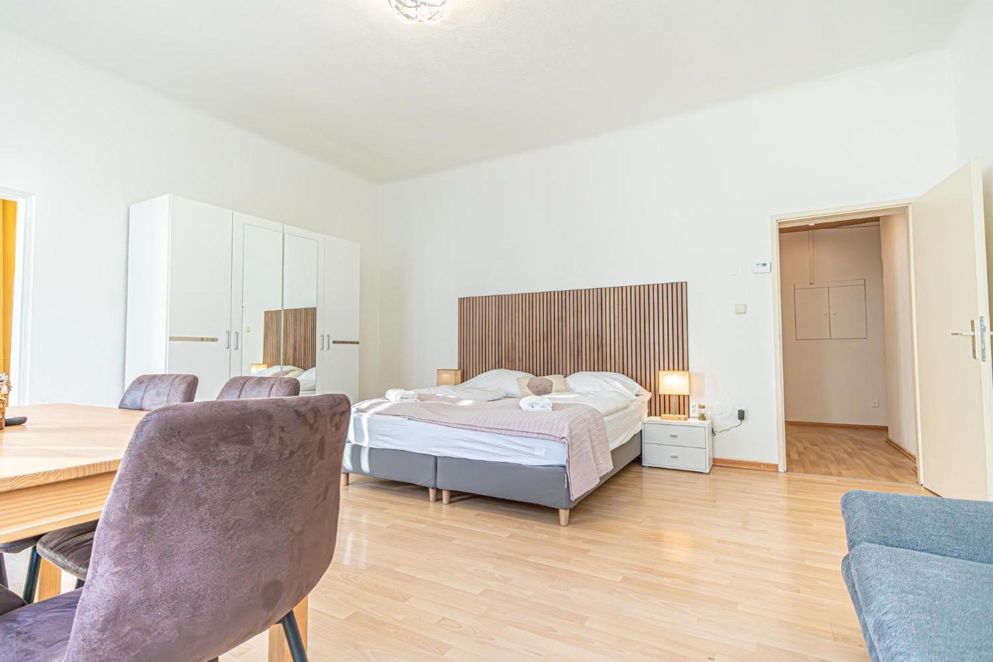 Stylish 2br For 5p, Prime Location